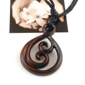 Halskette mit Anhänger Holz