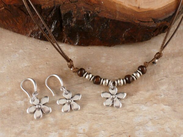 Kette mit Anhänger Blume