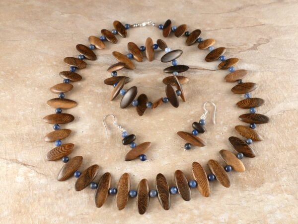 Schmuckset aus Holz und Sodalith Perlen