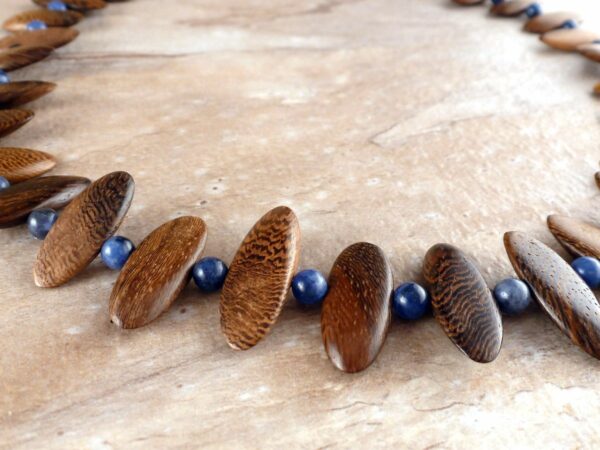 Schmuckset aus Holz und Sodalith Perlen – Bild 5