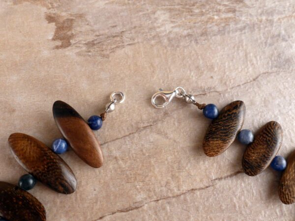 Schmuckset aus Holz und Sodalith Perlen – Bild 4