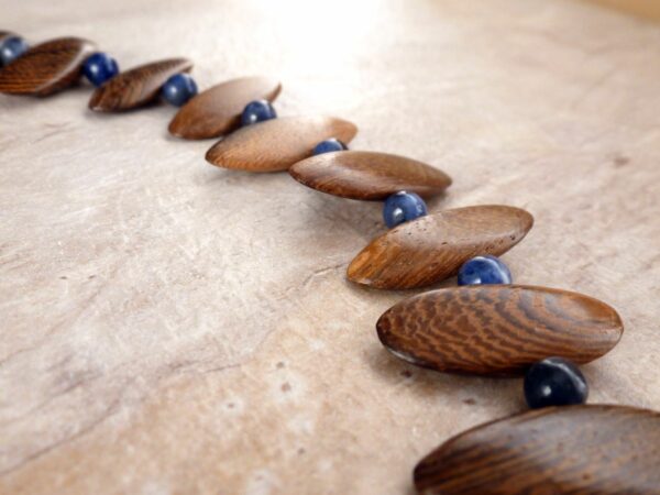 Schmuckset aus Holz und Sodalith Perlen – Bild 3
