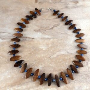 Halskette aus Holzperlen flach und Sodalith Perlen