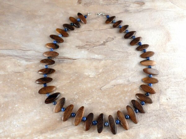 Schmuckset aus Holz und Sodalith Perlen – Bild 2