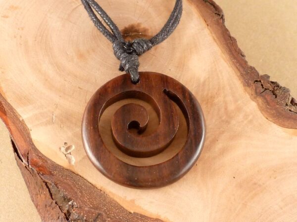Kette mit Anhänger Holz Spirale