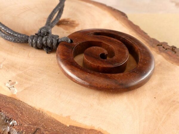 Kette mit Anhänger Holz Spirale – Bild 2