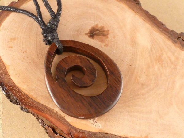 Kette mit Anhänger Holz – Bild 2