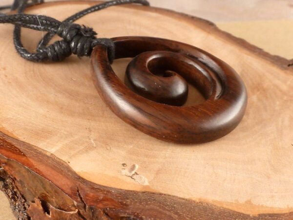Kette mit Anhänger Holz – Bild 3