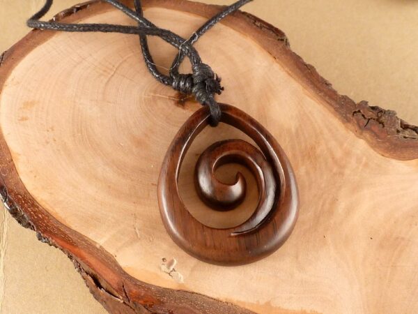 Kette mit Anhänger Holz