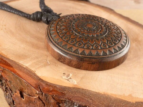 Kette mit Anhänger Holz – Bild 2