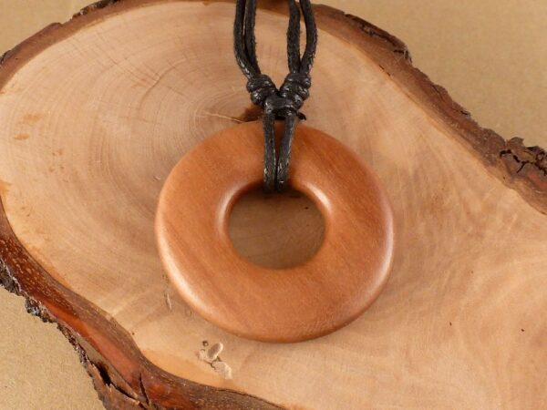 Kette mit Anhänger Holz – Bild 3