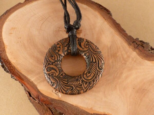 Kette mit Anhänger Holz