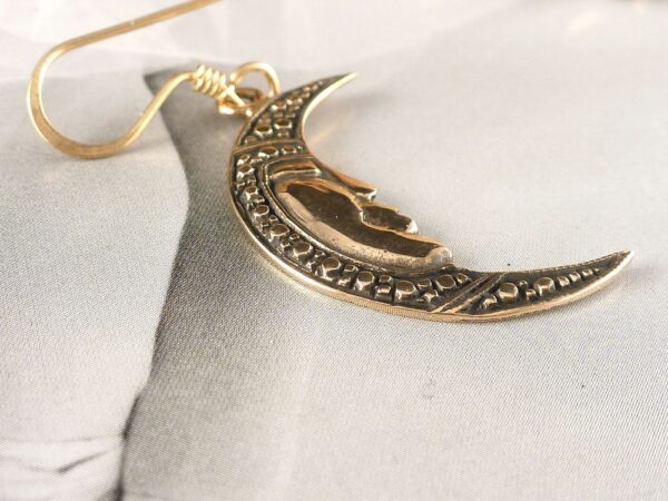 Ohrringe aus Bronze Halbmond mit Gesicht – Bild 4