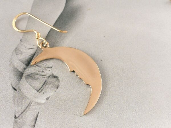 Ohrringe aus Bronze Halbmond mit Gesicht – Bild 2