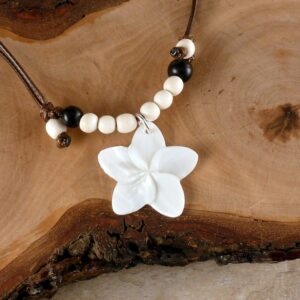 Kette mit Perlmutt Blüte