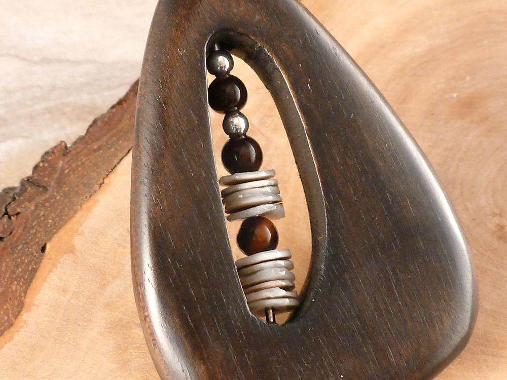 Anhänger aus Holz und Perlmutt Plättchen – Bild 2