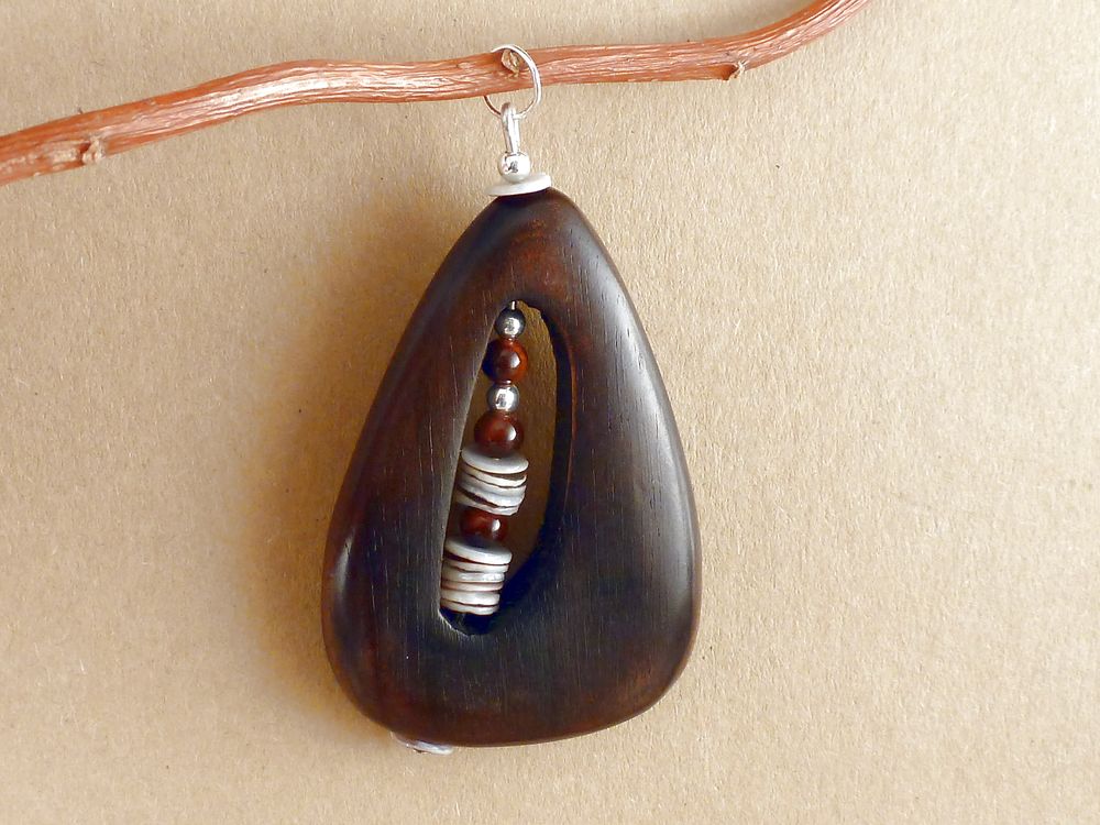 Anhänger aus Holz und Perlmutt Plättchen – Bild 3