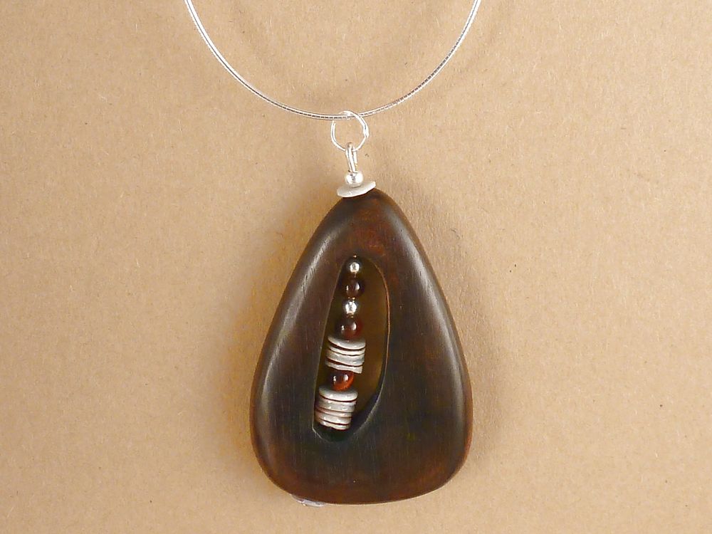 Anhänger aus Holz und Perlmutt Plättchen