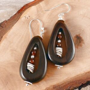 Ohrhänger aus Holz und Perlmutt Plättchen