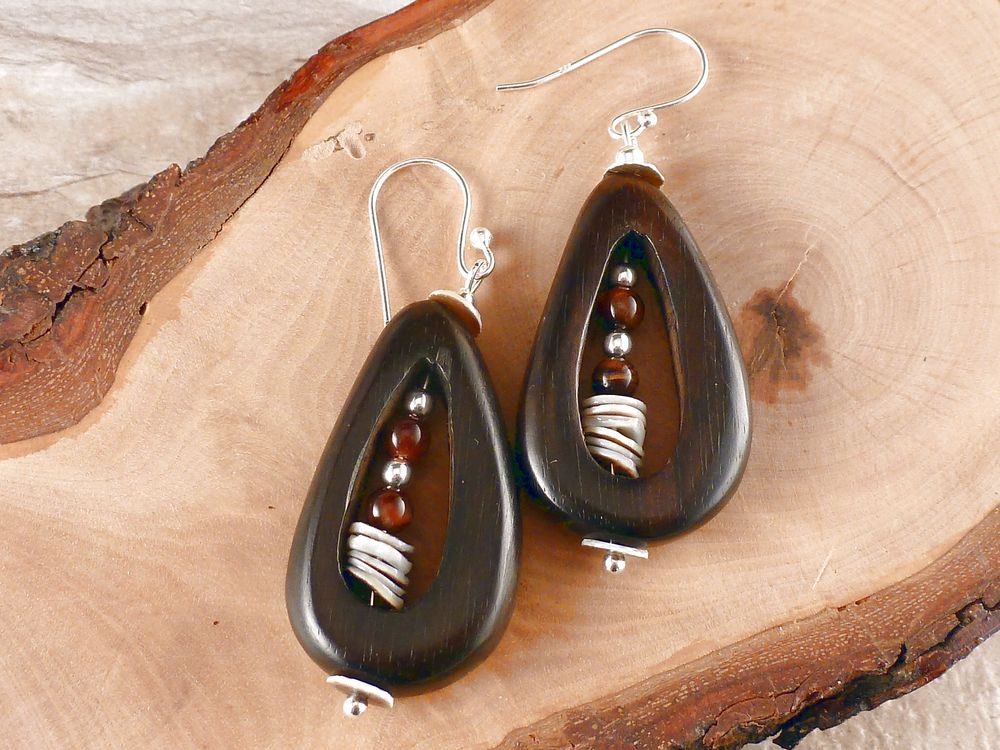 Ohrhänger aus Holz und Perlmutt Plättchen