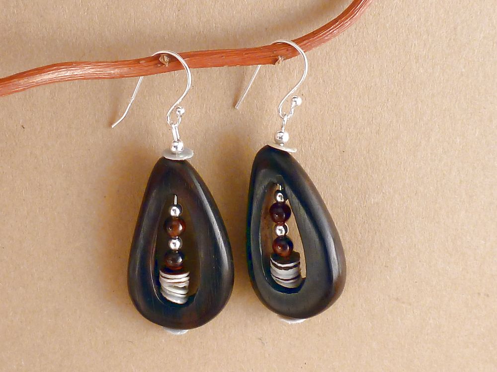 Ohrhänger aus Holz und Perlmutt Plättchen – Bild 2