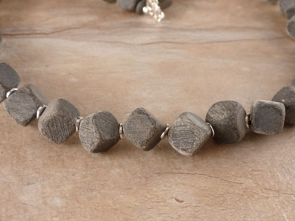 Halskette mit Holzwürfel und 925 Silber Perlen Grau – Bild 2