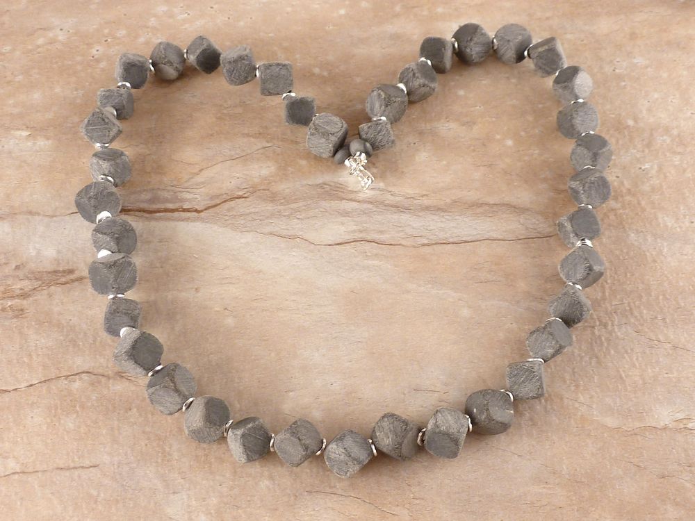 Halskette mit Holzwürfel und 925 Silber Perlen Grau – Bild 3