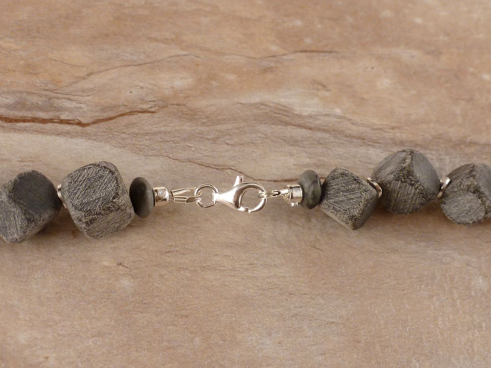 Halskette mit Holzwürfel und 925 Silber Perlen Grau – Bild 4