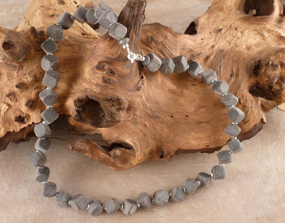 Halskette mit Holzwürfel und 925 Silber Perlen Grau