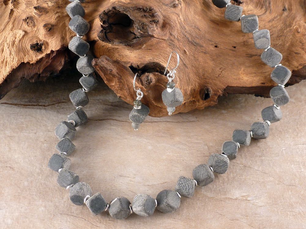Halskette mit Holzwürfel und 925 Silber Perlen Grau – Bild 5