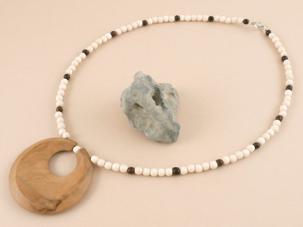 Halskette Perlen mit Anhänger Holz – Bild 3