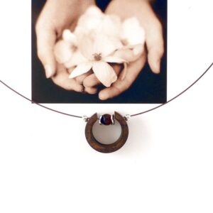 Halskette mit Anhänger aus Holz