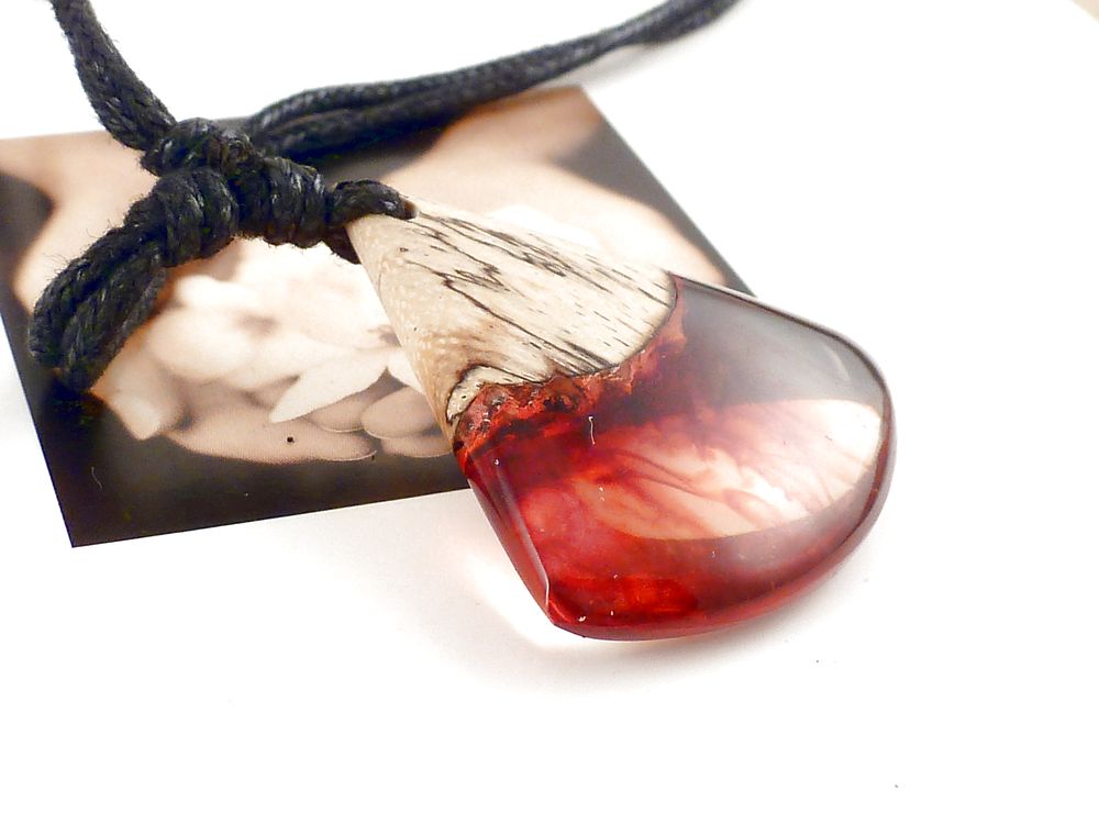 Halskette mit Anhänger Epoxidharz und Holz – Bild 3