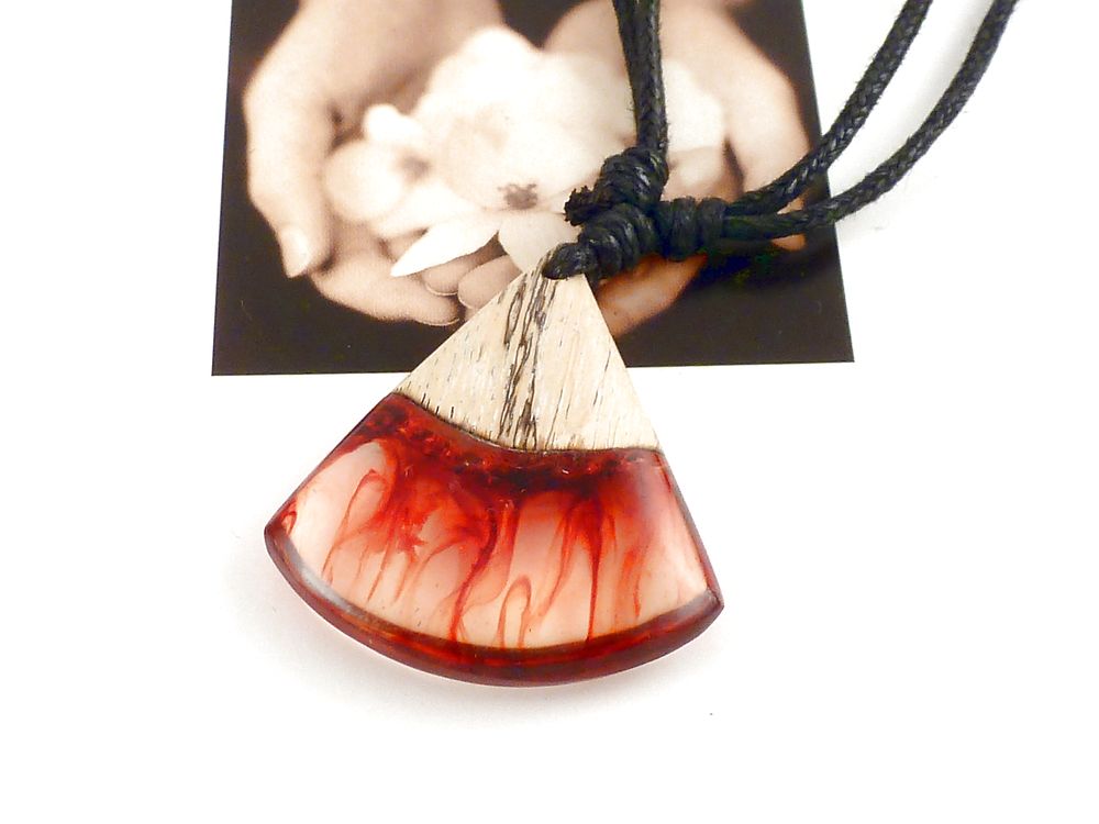Halskette mit Anhänger Epoxidharz und Holz