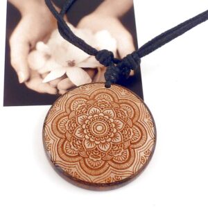 Halskette mit Anhänger aus Holz Mandala Blume