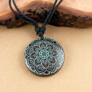 Halskette mit Anhänger aus Holz Mandala Blume türkis
