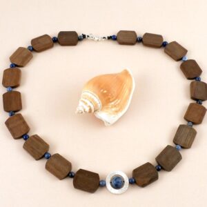 Halskette mit Holz und Sodalith Edelstein