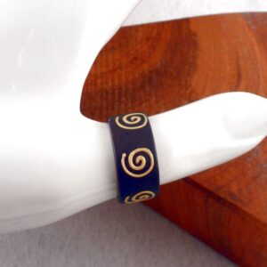 Ring Holz mit Bemalung Spirale