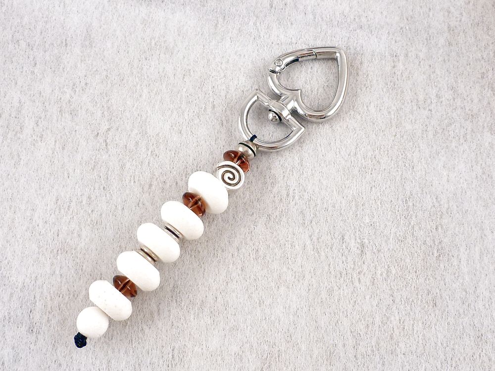 Schlüsselanhänger handmade mit Lavastein Perlen – Bild 5