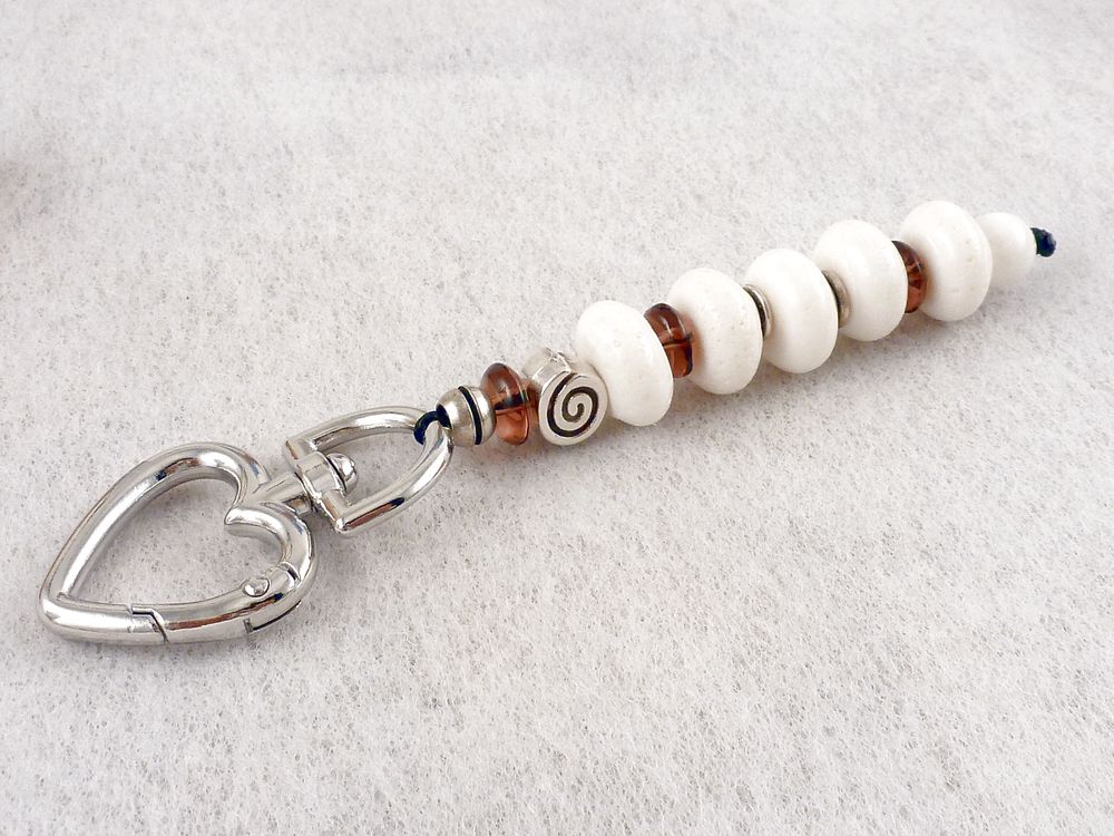 Schlüsselanhänger handmade mit Lavastein Perlen – Bild 4
