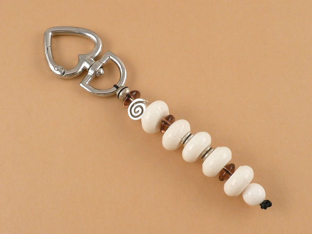 Schlüsselanhänger handmade mit Lavastein Perlen