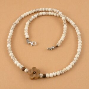 Halskette mit Howlith Perlen und Pfirsichblüte aus Holz