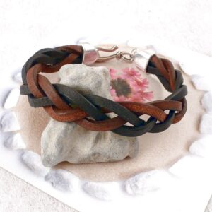 Armband aus Leder geflochten