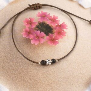 Armband mit Holzperlen und Blume